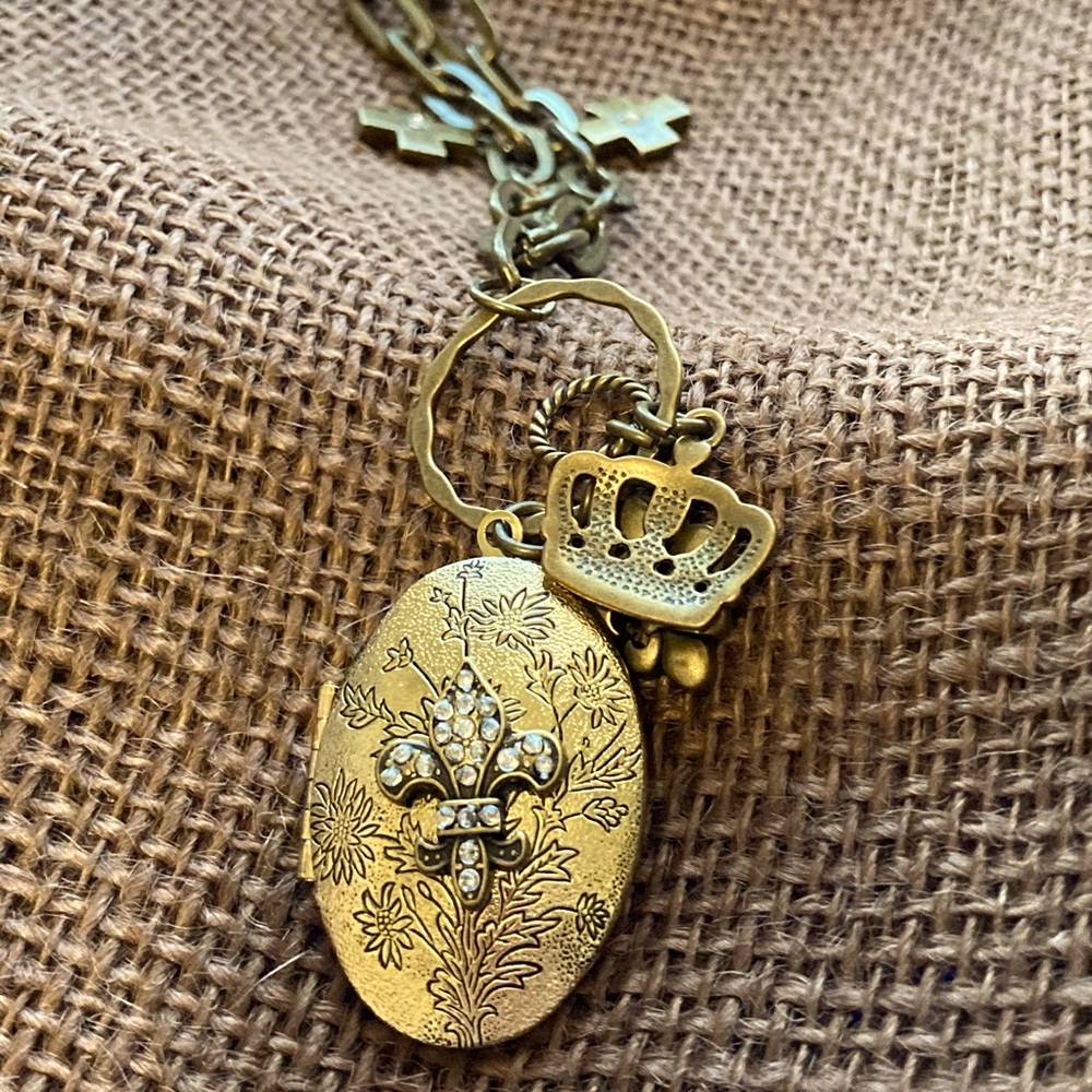 NWOT LARGE OVAL SHAPED LOCKET AND CHARMS WITH ANTIQUE GOLD FINISH 19” NECK CHAIN